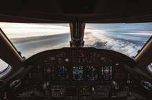 Afbeelding in Gallery-weergave laden, Fine art print Boy Kortekaas uitzicht cockpit privéjet Madrid Ibiza, zonsopgang vanuit privé vliegtuig, piloten view