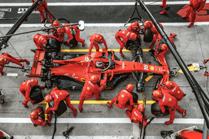 Fine art print Boy Kortekaas Ferrari formule 1 piloot Charles Leclerc op wereldkampioenschap in Monza, Italië