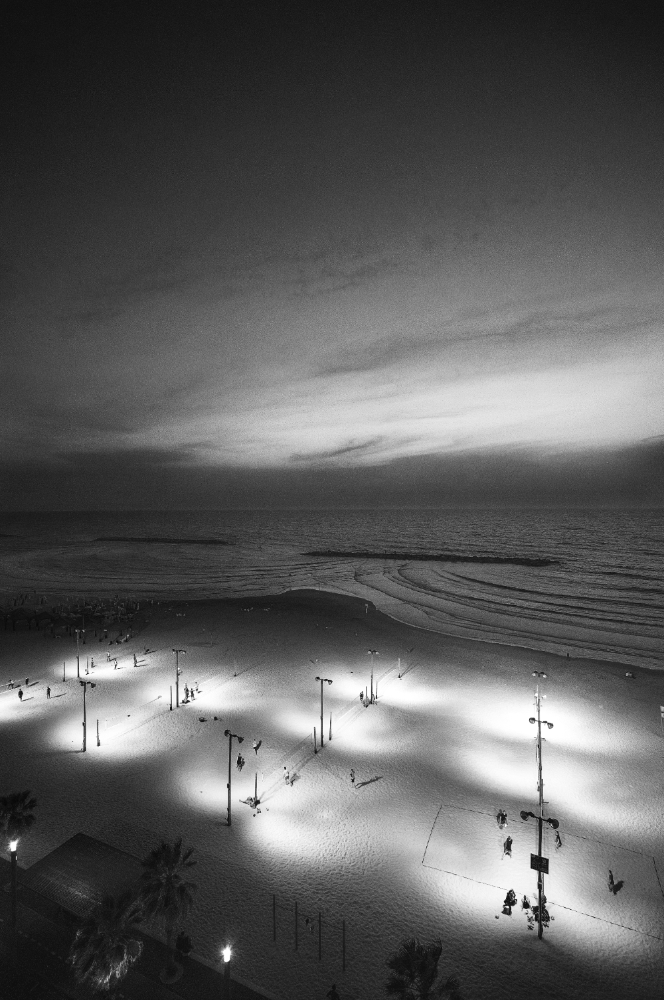 Fine art print Boy Kortekaas van het strand in Tel Aviv, Gordon Beach, zwart wit kunstzinnige foto.